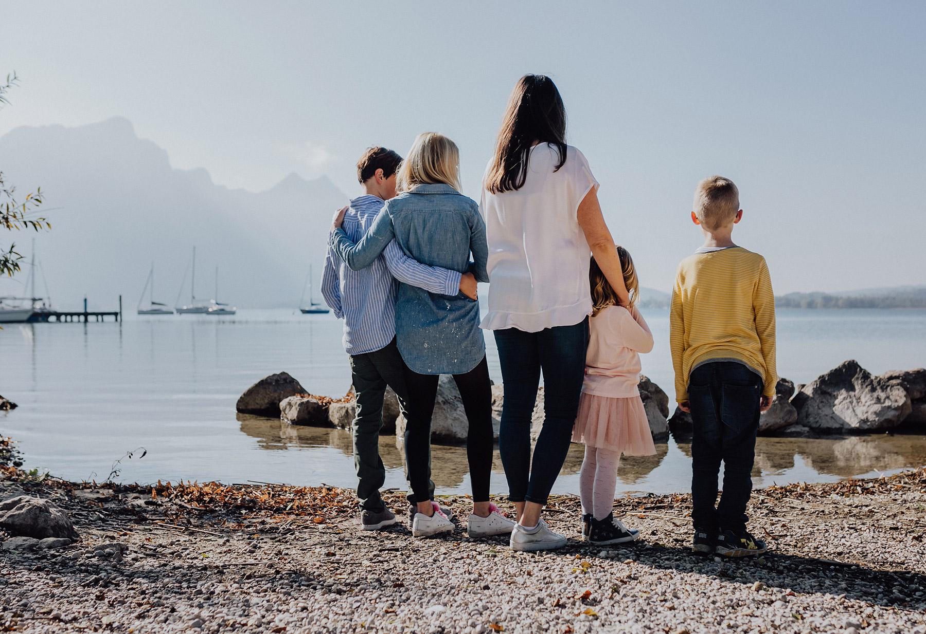 Familienzeit ist wertvoll: Gemeinsames Spielen, Lesen und Erforschen hilft dabei, die Entwicklung deines Kindes in allen Bereichen zu fördern und stärkt eure Bindung zueinander.
